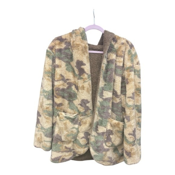 Love Riche Jackets & Blazers - Love Riche women double side Camo Puffer Jacket size medium